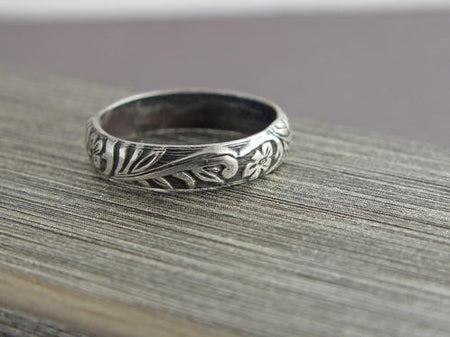 Gem Lounge Thick Floral Ring